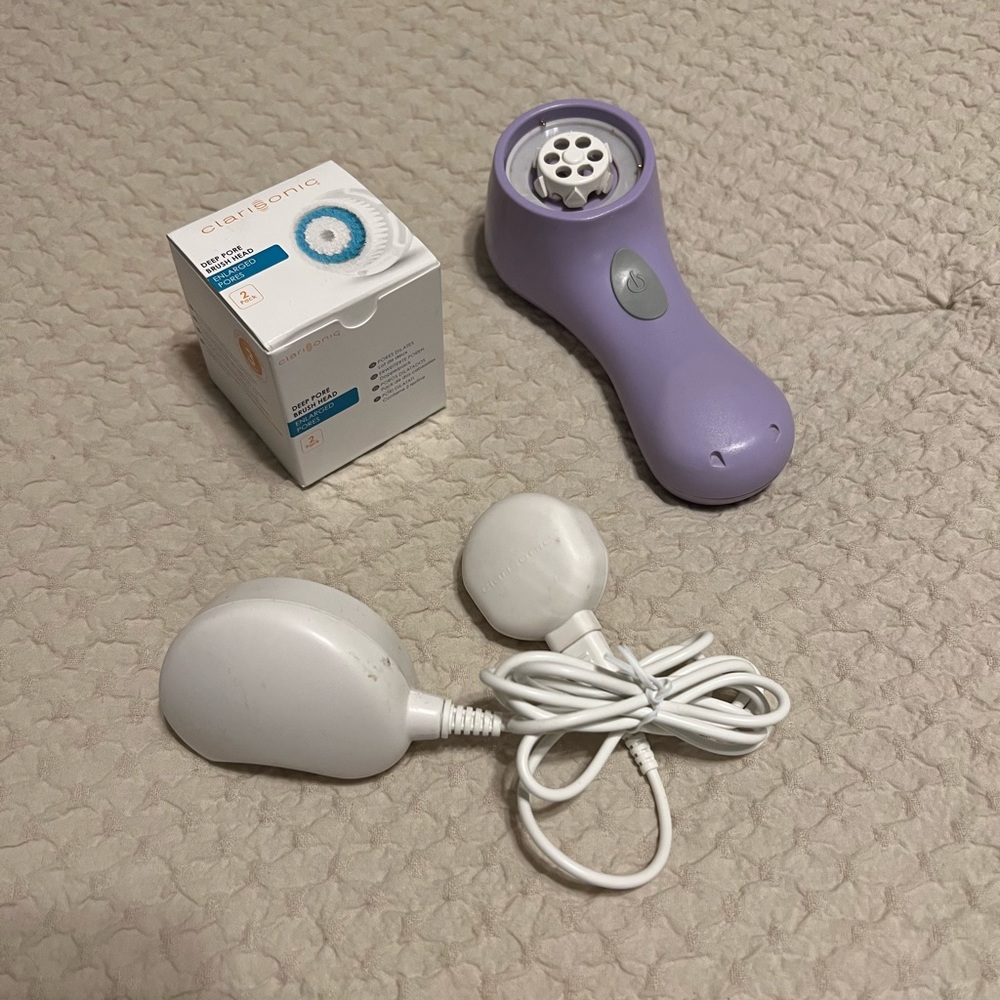 Clarisonic Mia 2 sonic brush with replacement head, original charger